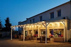 Gallery image of Biały Dom Henlex Hotel Restauracja in Poznań