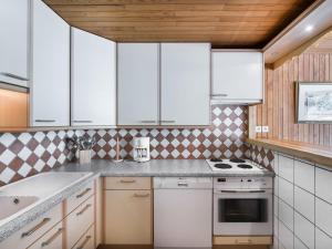 cocina con electrodomésticos blancos y techo de madera en Appartement Courchevel 1550, 3 pièces, 6 personnes - FR-1-562-4 en Courchevel