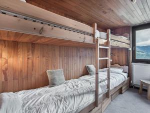 a bedroom with two bunk beds in a house at Appartement Courchevel 1550, 3 pièces, 6 personnes - FR-1-562-4 in Courchevel