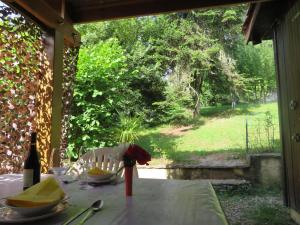 stół z talerzem jedzenia na ganku w obiekcie Petit chalet cosy Sarlat w mieście Sarlat-la-Canéda