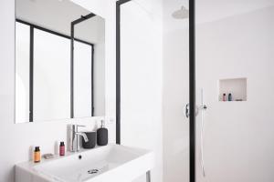 Ένα μπάνιο στο I 5 Archi di Via Ducezio