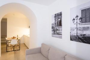 - un salon avec un canapé et une table dans l'établissement I 5 Archi di Via Ducezio, à Noto