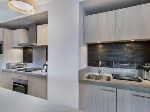 una cucina con armadi in legno e lavandino di Appartement Courchevel 1550, 4 pièces, 8 personnes - FR-1-562-19 a Courchevel