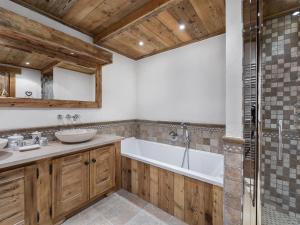 Photo de la galerie de l'établissement Superbe chalet avec 5 chambres, jacuzzi et services de luxe, à 300m des pistes à Courchevel Village - FR-1-562-21, à Courchevel