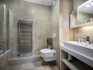 ein Badezimmer mit Toilette, Waschbecken und Dusche in der Unterkunft Appartement Neuf Centre Courchevel Village, Proche Commerces et Pistes, Parking et Fitness Inclus - FR-1-562-33 in Courchevel + 3 Fotos