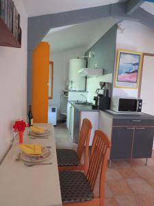 kuchnia ze stołem i krzesłami w pokoju w obiekcie Petit chalet cosy Sarlat w mieście Sarlat-la-Canéda