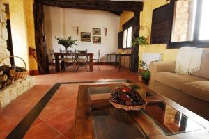 sala de estar con sofá y mesa en Encantadora Casa Rural: Las 7 Llaves, en Consuegra de Murera