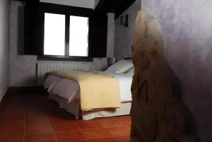 Tempat tidur dalam kamar di Encantadora Casa Rural: Las 7 Llaves