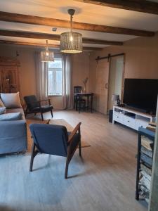 Μια τηλεόραση ή/και κέντρο ψυχαγωγίας στο Family holiday house near to Baltic sea in Pitrags "JAUNZUMBRI"