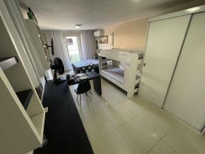 een kamer met 2 stapelbedden en een bureau bij Central Praias Suíte 5 in Cabo Frio