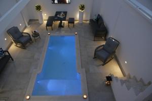 una vista aérea de una piscina con sillas y una mesa en Pasitea Luxury Suite, en Squinzano