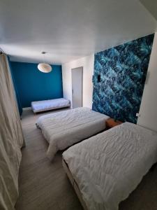 Giường trong phòng chung tại Joli appart. 2 à 8 pers. a 20 min du futuroscope