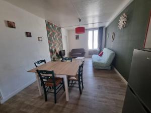 Khu vực ghế ngồi tại Joli appart. 2 à 8 pers. a 20 min du futuroscope +7 ảnh