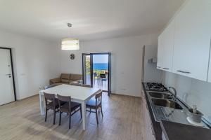 Η κουζίνα ή μικρή κουζίνα στο Casa Vacanze Il Vigneto: tra mare e natura 2 +22 φωτογραφίες