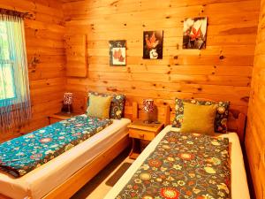 A bed or beds in a room at Eagle Valley Cottages