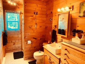 A bathroom at Eagle Valley Cottages