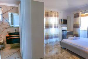 Postel nebo postele na pokoji v ubytování Three Islands Hotel Of Ksamil