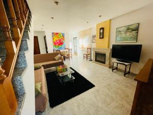 TV a/nebo společenská místnost v ubytování Agradable casa con chimenea, en zona tranquila de Sanabria