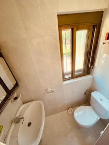 Ett badrum på Agradable casa con chimenea, en zona tranquila de Sanabria