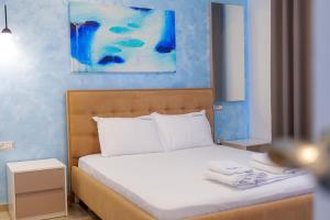 Postel nebo postele na pokoji v ubytování Three Islands Hotel Of Ksamil