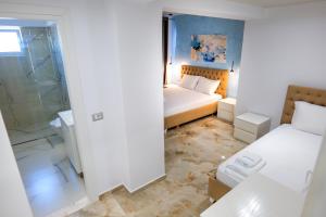Postel nebo postele na pokoji v ubytování Three Islands Hotel Of Ksamil