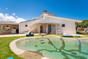 A piscina localizada em Don Leonardo - pool and wellness ou nos arredores