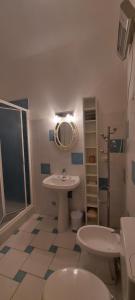 La salle de bains est pourvue d'un lavabo, de toilettes et d'une douche. dans l'établissement Matilda di Antiara, à Levanto