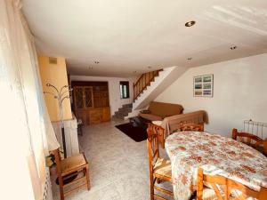 Posezení v ubytování Agradable casa con chimenea, en zona tranquila de Sanabria