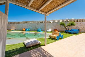 A piscina localizada em Don Leonardo - pool and wellness ou nos arredores