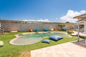 A piscina localizada em Don Leonardo - pool and wellness ou nos arredores