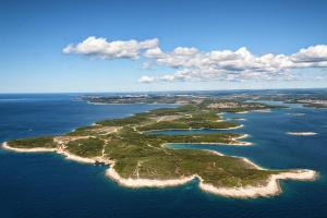 an island in the ocean with islands in the water at luxury Villa One Way in Banjole +73 photos