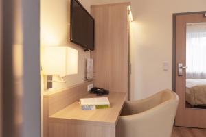 TV a/nebo společenská místnost v ubytování Garner Hotel Hamburg - Wandsbek Marktplatz by IHG