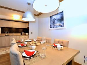 Fotografia z galérie ubytovania Appartement luxueux 112m², 4 chambres, proche pistes et télécabines, parking privé, Courchevel 1550 - FR-1-664-4 v destinácii Courchevel