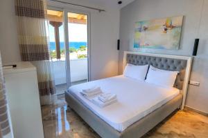 Postel nebo postele na pokoji v ubytování Three Islands Hotel Of Ksamil