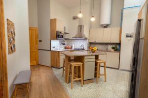 Kuchyň nebo kuchyňský kout v ubytování Tipton's Quiet & Artsy home in Budapest downtown