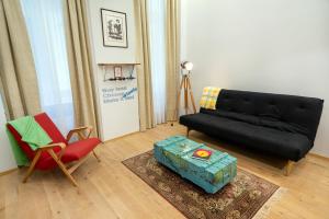 Posezení v ubytování Tipton's Quiet & Artsy home in Budapest downtown