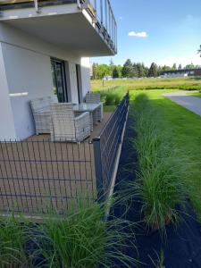 Ogród w obiekcie Marina Green Iława - widok na jezioro, ogródek z tarasem, podziemny parking, nawet 6 łóżek