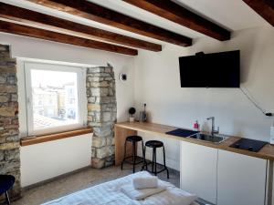 Habitación con cocina, cama y lavabo. en Akvatour Apartments Piran, en Piran