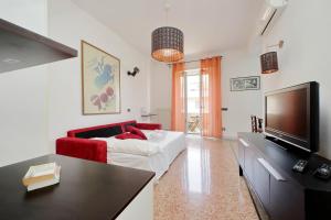 ローマにあるSilvano's Home In Romeのリビングルーム(赤いソファ、テレビ付)