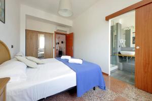 ローマにあるSilvano's Home In Romeのベッドルーム(大きな白いベッド1台、バスルーム付)