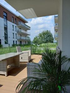 Balkon lub taras w obiekcie Marina Green Iława - widok na jezioro, ogródek z tarasem, podziemny parking, nawet 6 łóżek