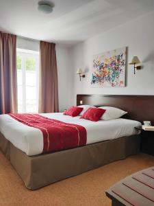 Un pat sau paturi într-o cameră la Hotel Le Richelieu - Royan Atlantique