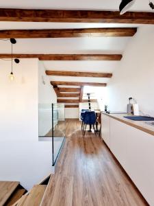 cocina y comedor con techos de madera en Akvatour Apartments Piran, en Piran
