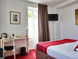 מיטה או מיטות בחדר ב-Hotel Le Richelieu - Royan Atlantique