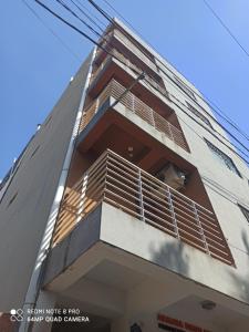 Un edificio con balcones a los lados. en Hospedaje El Turista., en Libertador General San Martín