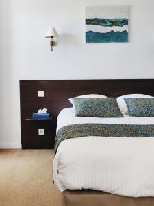 Katil atau katil-katil dalam bilik di Hotel Le Richelieu - Royan Atlantique