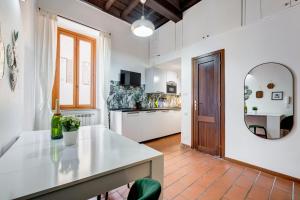 A kitchen or kitchenette at BBL - Trevi 2Bdr Apartment
