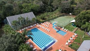 een uitzicht over een tennisbaan en een zwembad bij Hotel Nacional Inn Foz do Iguaçu in Foz do Iguaçu