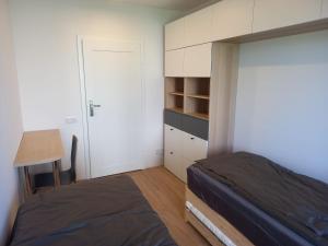 Łóżko lub łóżka w pokoju w obiekcie Marina Green Iława - widok na jezioro, ogródek z tarasem, podziemny parking, nawet 6 łóżek