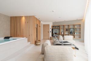 een woonkamer met een zwembad en een tafel en stoelen bij VANEA - Alp Relax Guesthouse in Chienes